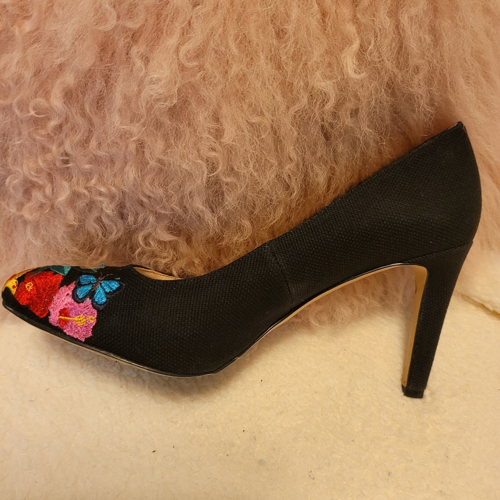 Nine West Black Fabric Pumps with Floral Embroidery - Picture 4 of 8